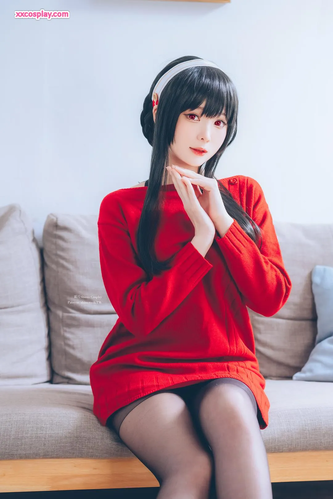 Shimo bilang Yor Forger sa Pulover Pula